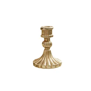 Candelabro vintage de resina con forma de columna romana y acabado dorado envejecido clásico
