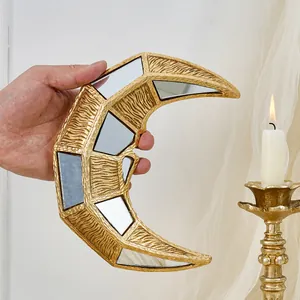 Vue détaillée de la décoration murale en croissant de lune dorée en résine avec miroirs