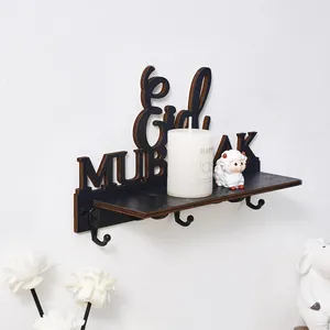 Étagère murale en bois Eid Mubarak avec trois crochets pour décoration et rangement.