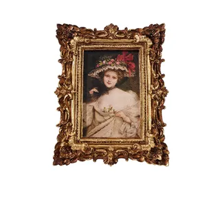 Élégant cadre baroque doré orné avec peinture à l'huile de portrait de dame classique