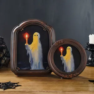 Detailansicht barocker Rahmen mit einem Geist, der eine Kerze als Dekoration hält.