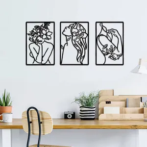Abstrakte Wandkunst aus Metall mit weiblichen Silhouetten und Blumen im Arbeitszimmer