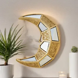 Décoration murale lune dorée en résine avec miroirs épissés et rétroéclairage ambiant.