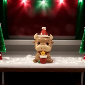 Detailaufnahme einer niedlichen Harz-Ochsenfigur mit Weihnachtsmannmütze als Deko
