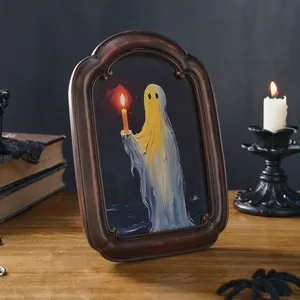 Detailansicht Halloween-Geistergemälde in antikem Barockrahmen aus Bronze auf Holztisch