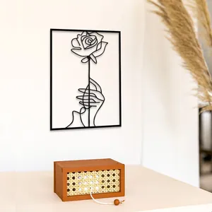 Minimalistische Wanddeko aus Metall mit einer Hand, die eine Rose hält, Linienkunst.