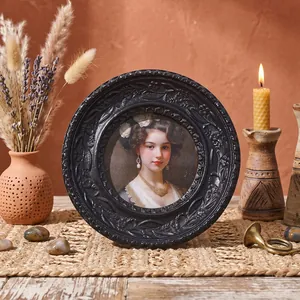 Detailansicht eines schwarzen runden Vintage-Fotorahmens mit Blumenrelief im Zimmer