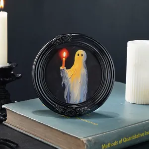 Detail eines gruseligen Geistergemäldes in einem schwarzen Barockrahmen für Halloween