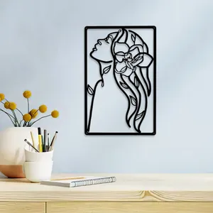 Minimalistische schwarze Metallwandkunst Frau und Blume an einer hellblauen Wand