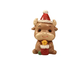 Süße Weihnachts-Ochsenfigur aus Harz mit rotem Hut und festlichem Weihnachtsstrumpf