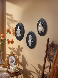Set di tre rilievi da parete con insetti in argento vintage su placche ovali in resina
