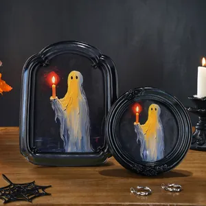 Gotische Halloween Deko-Rahmen mit einem süßen Geist, der eine Kerze in dunkler Umgebung hält