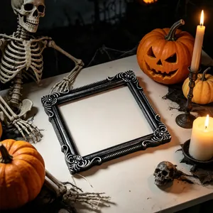 Détail d'un cadre gothique noir et argenté dans un décor d'Halloween