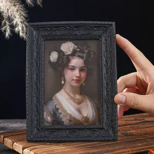 Detailansicht eines schwarzen Vintage-Fotorahmens mit kunstvollem Blumenrelief
