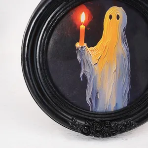 Detailansicht Halloween-Geist-Figur mit Kerze in kunstvollem schwarzem Rahmen