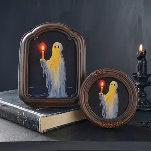 Vintage Barock Halloween Rahmen mit niedlichem Gespenstergemälde für die Tischdekoration.