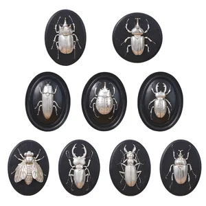 Set di 9 decorazioni murali vintage con rilievi di scarabei argento su resina nera
