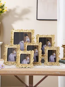 Set aus verzierten goldenen Bilderrahmen mit Blattmuster in verschiedenen Größen auf Holz