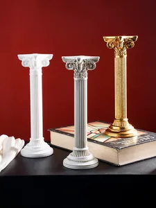 Vista detallada de tres candelabros de columna romana de resina para decoración vintage