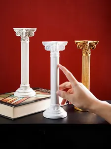 Primer plano detallado de candelabros vintage de columna romana de resina en tres colores
