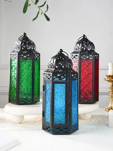 Set van drie Marokkaanse ijzeren lantaarns met gekleurd getextureerd glas in rood, blauw en groen