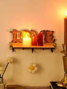 Detalle del estante de pared de madera con forma de animales LOVE con luz de velas cálida