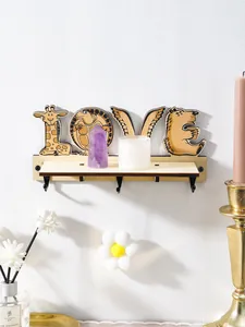 Detalle de estante de pared de madera LOVE con forma de animales y ganchos