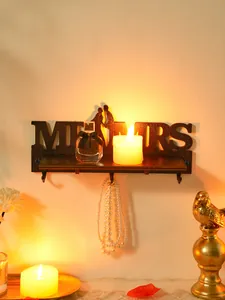 Ξύλινο ράφι τοίχου MR & MRS με άγκιστρα σε μια ρομαντική και ατμοσφαιρική σκηνή με κεριά