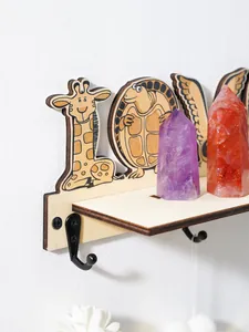 Detalle macro de estante de pared de madera con animales y cristales de cuarzo decorativos