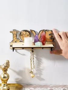 Vista detallada del estante de pared de madera LOVE con cristales y joyas