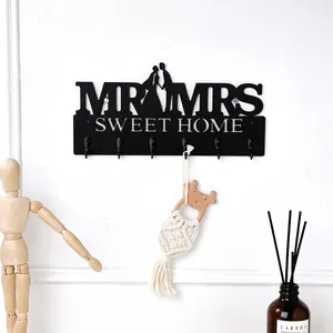 Dekorative Wandgarderobe in Schwarz mit MR & MRS SWEET HOME Motiv und 6 stabilen Metallhaken