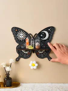 Detailansicht eines Schmetterlings-Wandregals aus Holz mit Kristallen an beiger Wand