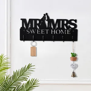 Detailansicht der MR & MRS SWEET HOME Wandhakenleiste in Wohnumgebung
