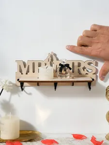 Λεπτομέρεια ξύλινου ραφιού Mr & Mrs με άγκιστρα για γαμήλια διακόσμηση σπιτιού