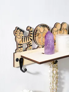 Detalle de estante de pared de madera con silueta de tigre y gancho para colgar