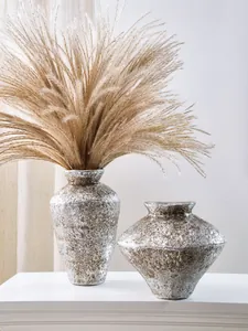 Λεπτομερής όψη βάζων ρητίνης wabi-sabi με ρουστίκ υφή και γρασίδι πάμπας