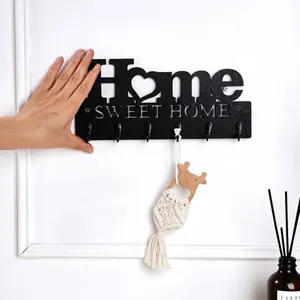 Detail der Home Sweet Home Wandhakenleiste mit schwarzem Metallfinish und sechs Haken