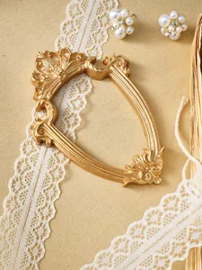 Détail macro d'un cadre photo vintage en résine dorée pour une décoration élégante