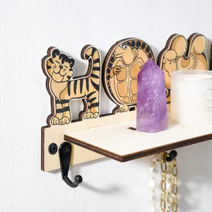 Estante de pared minimalista de madera con diseños de animales y ganchos de metal negro