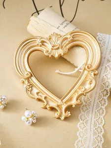 Cadre vintage en résine dorée en forme de cœur avec détails baroques ornés
