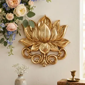 Detail van de elegante gouden lotus 3D muurreliëf decoratie in een luxe interieur