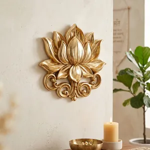Detail van een luxe gouden lotus wandreliëf in een warm zen interieur arrangement