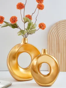 Modernes Set aus zwei goldenen, ringförmigen Harzvasen mit Metallic-Finish für Wohndeko.