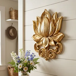 Detailopname van gouden lotus 3D-reliëf wandsculptuur met metalen textuur en sierlijke details