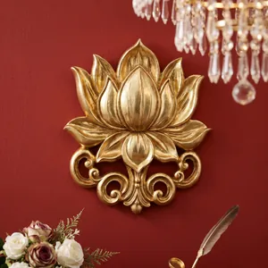 Detailopname van een gouden lotus wandreliëf met metalen textuur op een rode achtergrond