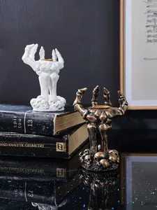 Gothic skelet hand kandelaars met schedel basis voor sfeervolle Halloween decoratie