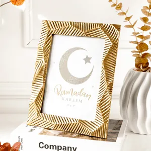 Elegante Nahaufnahme eines goldenen Fotorahmens mit einem Ramadan-Kareem-Einsatz 5x7.