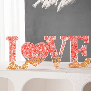 Decoratieve LOVE hars decoratie met roze stenen en goudfolie voor romantische bruiloft