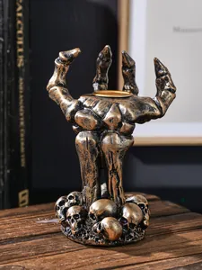 Gotische hars kandelaar met skelethand en antiek gouden afwerking details.