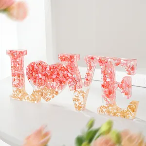 LOVE tafelornament van hars met roze schelpen en goudfolie voor bruiloft decoratie